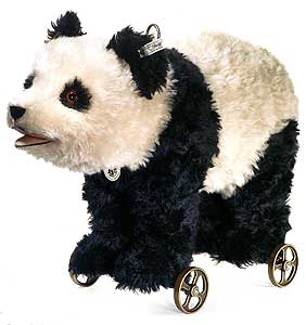 Steiff Panda on wheels 400452